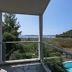 Villa Aza Beachfront By Luxlikehome Ladhokopana