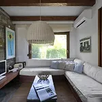 Villa Aza Beachfront By Luxlikehome Ladhokopana