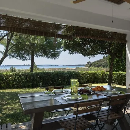 Aza Beachfront By Luxlikehome Ladhokopana